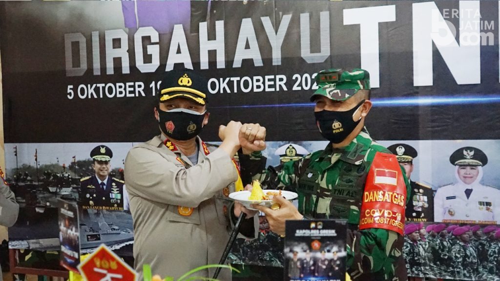 Dandim 0817 Gresik dan Kapolres Potong Tumpeng Bersama