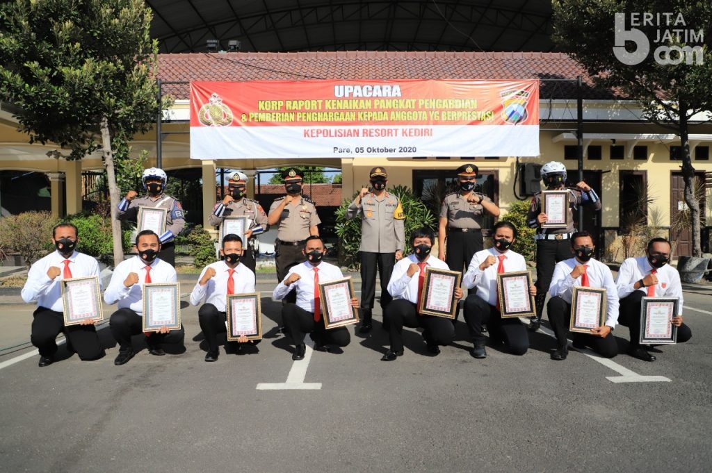 Berprestasi, 11 Anggota Polres Kediri Terima Penghargaan