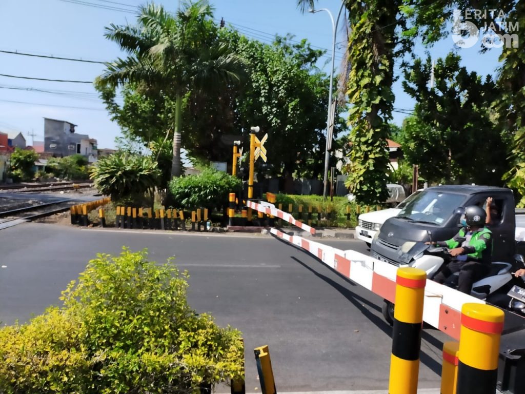 Buka Palang Pintu KA? Terancam Denda hingga Penjara