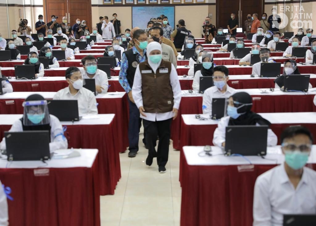 Tinjau SKB CPNS, Khofifah Pastikan Penerapan Protokol Kesehatan Secara Ketat