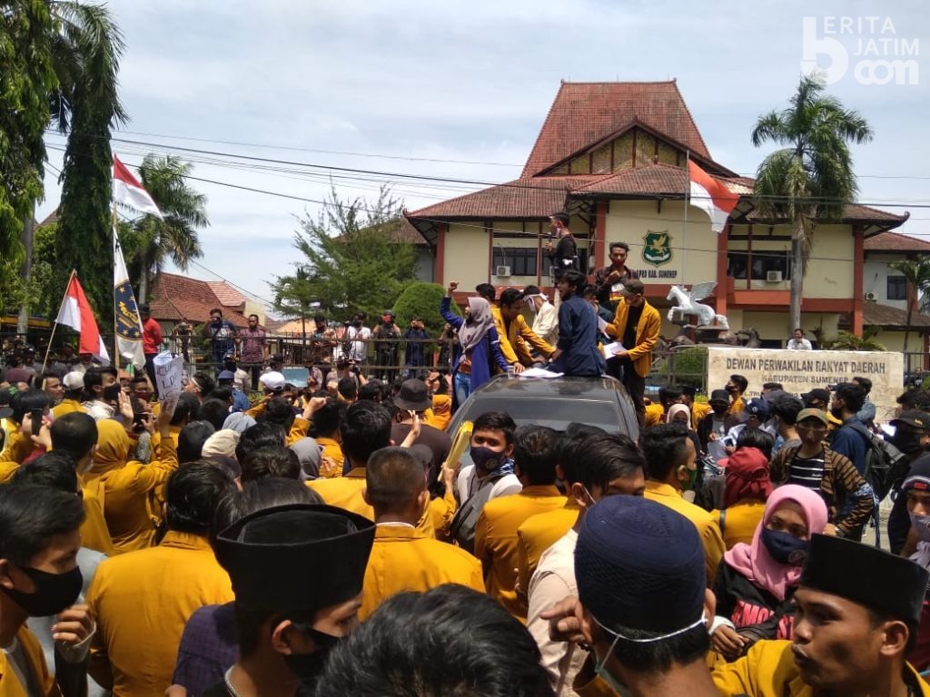 Tolak UU Cipta Kerja, Ratusan Mahasiswa ‘Kepung’ Gedung DPRD Sumenep
