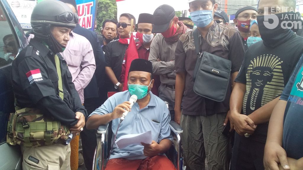 Berkursi Roda, Kiai Lutfi Ahmad Berorasi dalam Demo Anti Omnibus Law