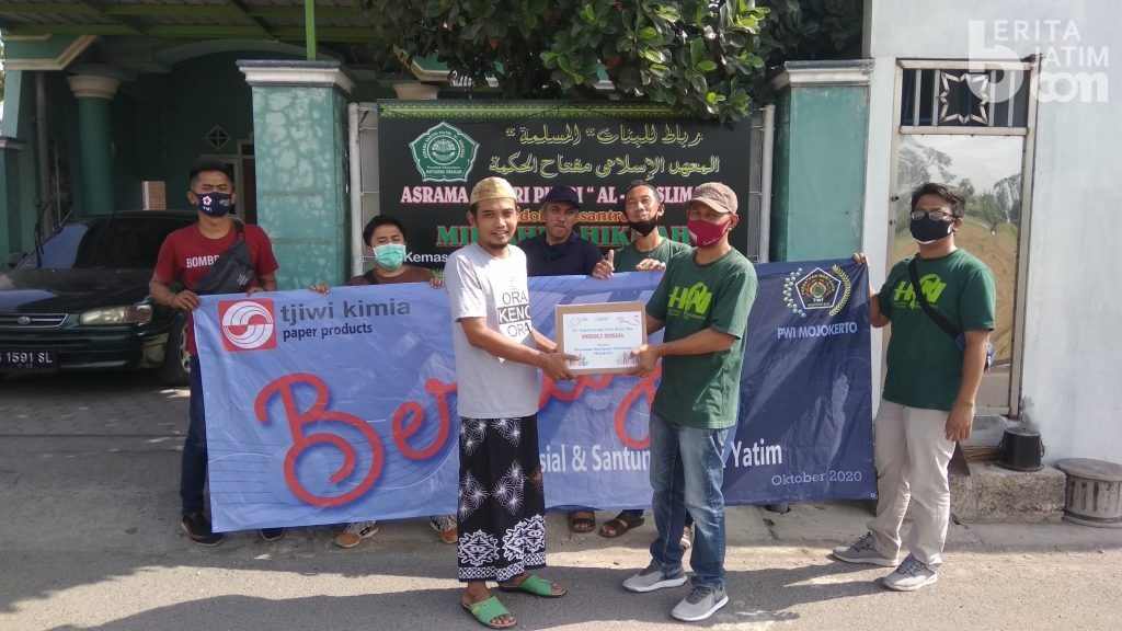 Gandeng PWI Mojokerto, PT Tjiwi Kimia Distribusikan 250 Paket Sembako