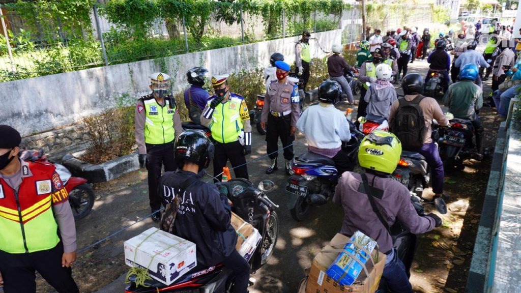 Tak Pakai Masker dan Surat Tak Lengkap, Puluhan Pengendara Motor di Gresik Ditindak