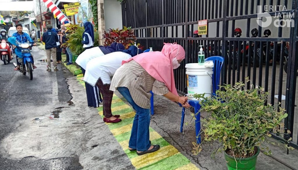 Cuci Tangan Massal Bagian dari Kampanye 3 M di Kampung Tunjung Sekar Kota Malang