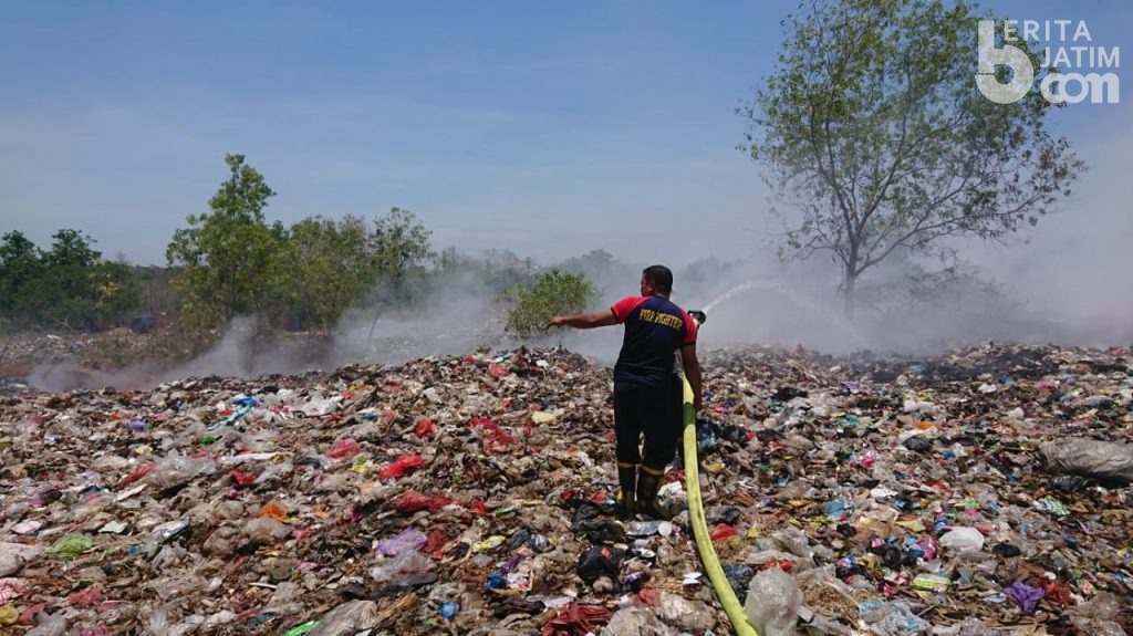 Asap Pekat TPA Terbakar Ganggu Pernafasan Warga Bangkalan