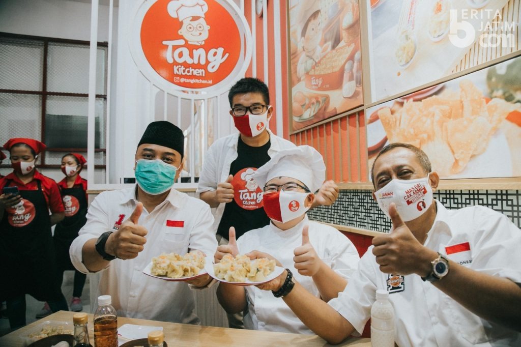 Dari Makam Hingga Kulineran Nasi Campur Mbah Cikrak, Ini Keseruan Er-Ji Bareng Milenial