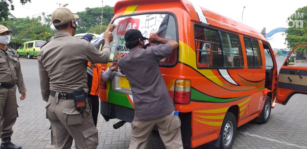 Puluhan APK Stiker Paslon Pilkada Gresik di Angkutan Umum Dicopoti
