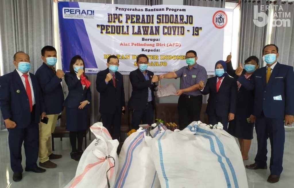 Peradi Sidoarjo Serahkan Bantuan APD ke IDI