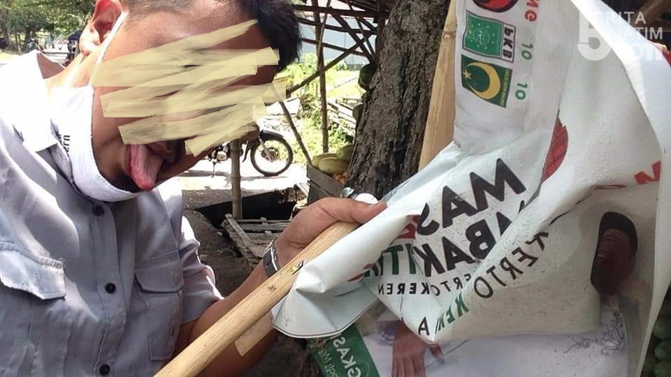 Foto ‘Provokatif’ Diduga Anggota Panwascam Sooko saat Penertiban Diunggah di FB