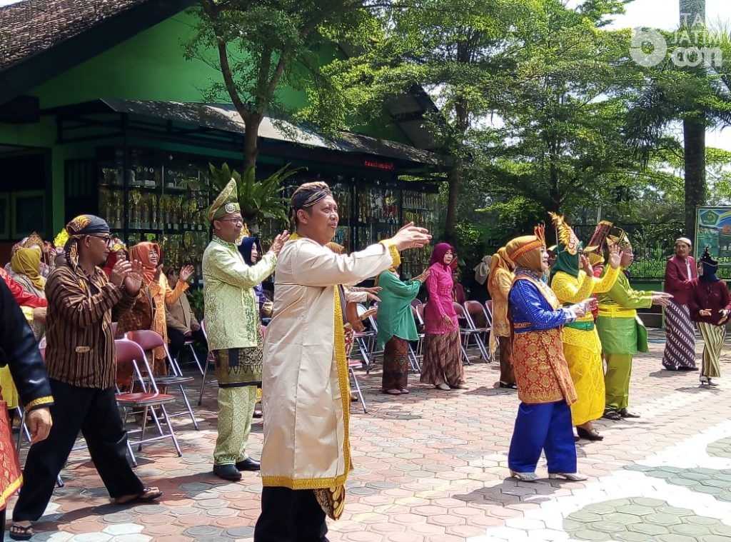 MTsN 4 Tulungagung Gelar Upacara Kebudayaan