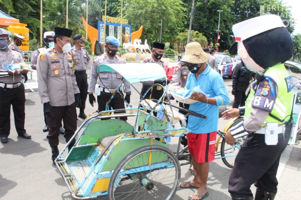 Pakai Masker saat Operasi Zebra, Tukang Becak dapat Hadiah Sembako dari Kapolres Sumenep