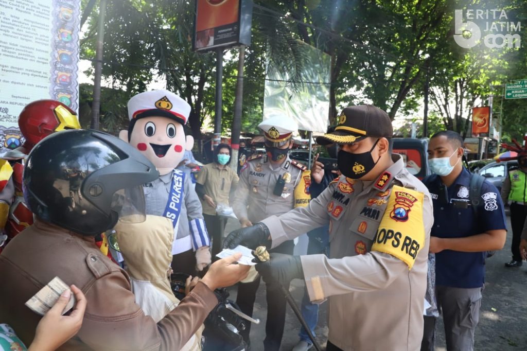 Pelanggar Lalu-lintas di Mojokerto Justru Dapat Masker dan Helm