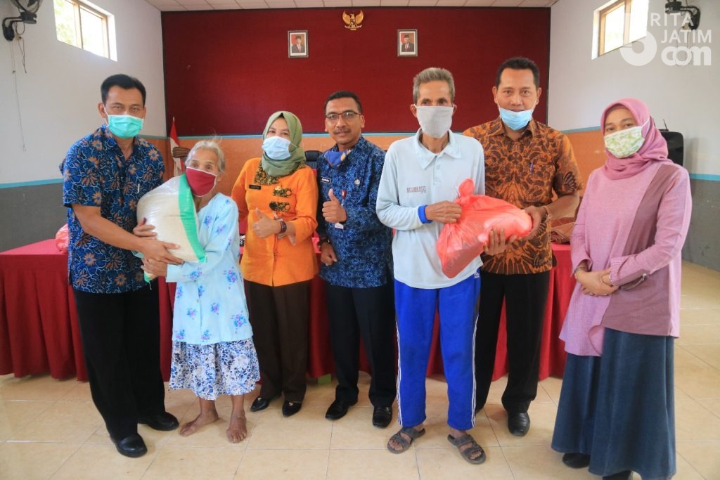 Tinggal Sebatang Kara, 100 Lansia di Lereng Kelud Terima Bantuan Permakanan
