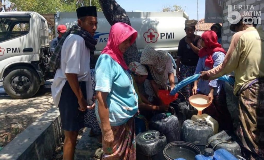 Bantu Masyarakat, Sejumlah Komunitas Distribusikan Air Bersih Gratis