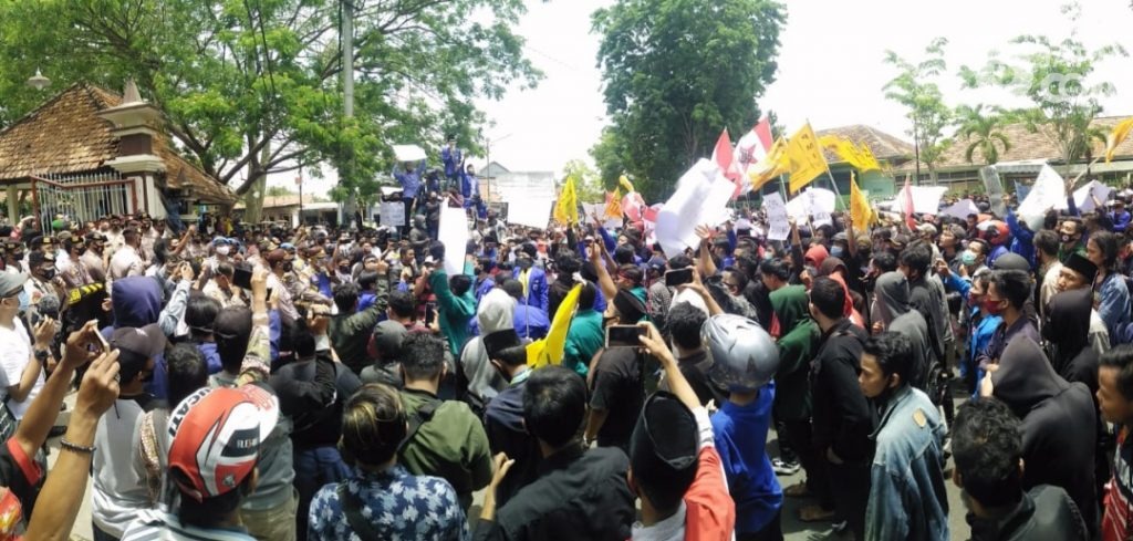 Mahasiswa Kepung Gedung DPRD Pamekasan
