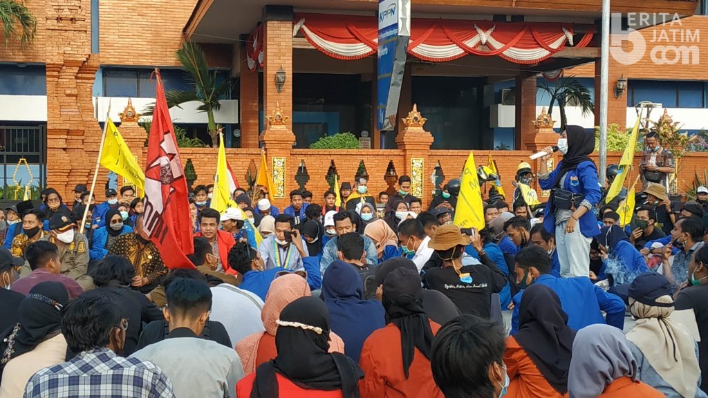 Audiensi Mahasiswa di Depan Gedung DPRD Kota Mojokerto Berjalan Alot