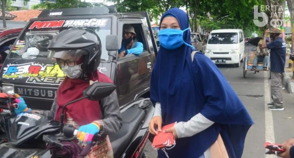 Meriahkan HUT Ke-31, Crew Karimata FM Bagikan Seribu Masker