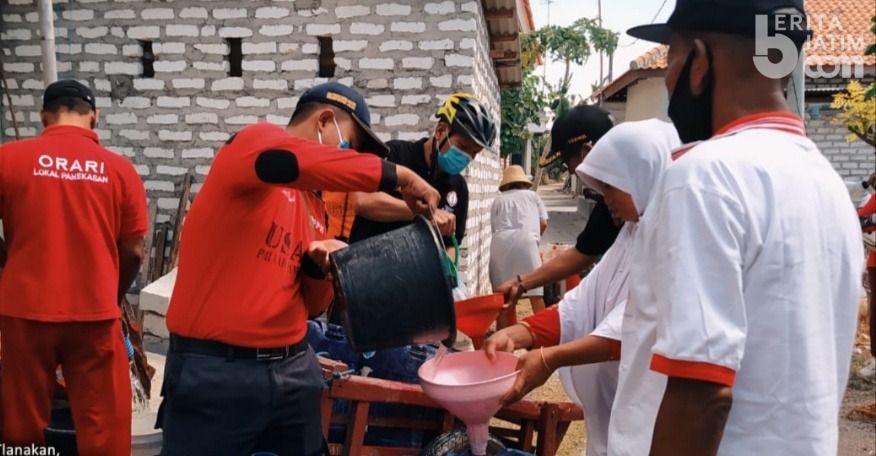 Atasi Kekeringan, Sejumlah Komunitas Pamekasan Kompak Distribusikan Air Bersih