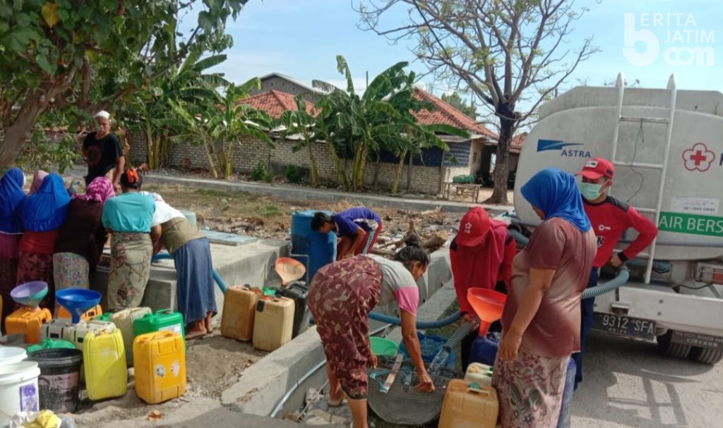KSR PMI Pamekasan Bagikan Air Bersih Gratis