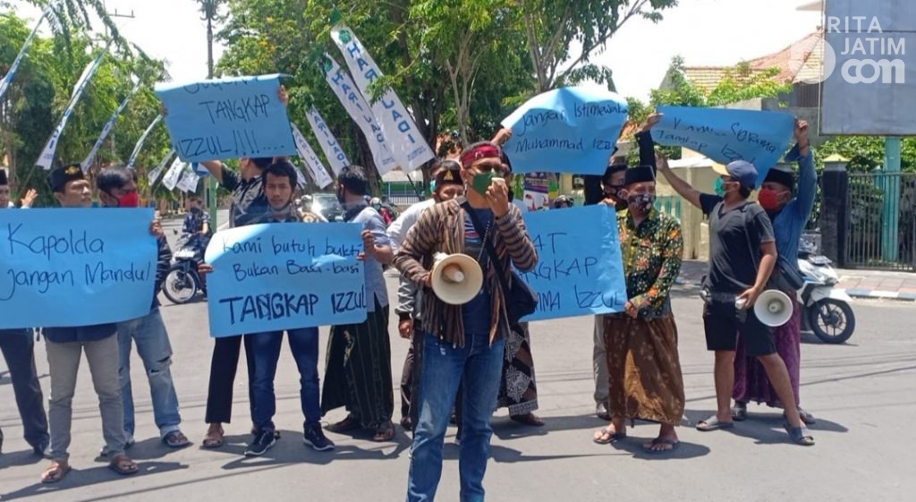 Poster Kritik untuk Kapolda Jatim di Pamekasan