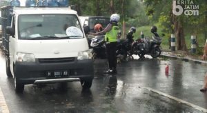 Petugas Satlantas Polres Pamekasan Sigap Tertibkan Arus Lalin