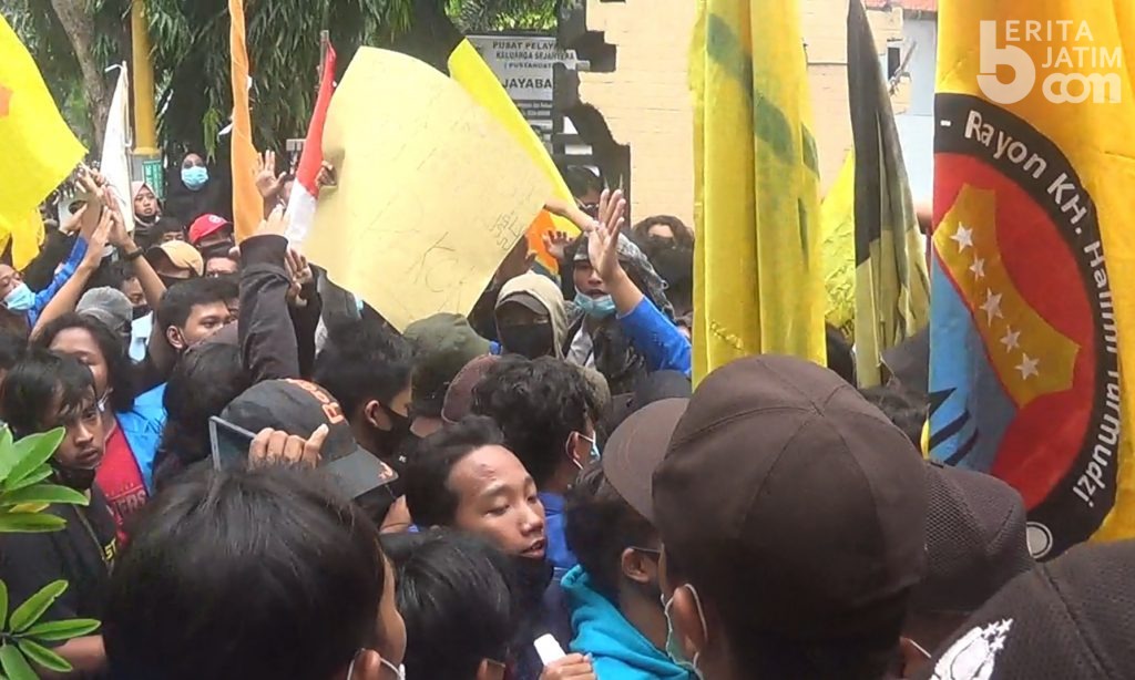 Demo Tolak UU Omnibus Law di Kediri Ricuh, Pagar Gedung DPRD Rusak, Kaca Pecah