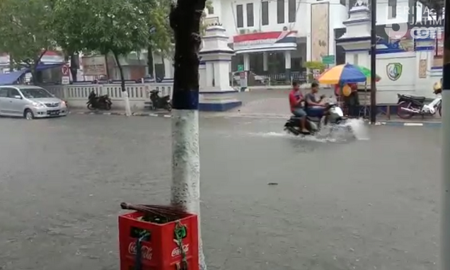 Hujan 1 Jam di Sampang, Genangan Air Muncul di Kawasan Kota