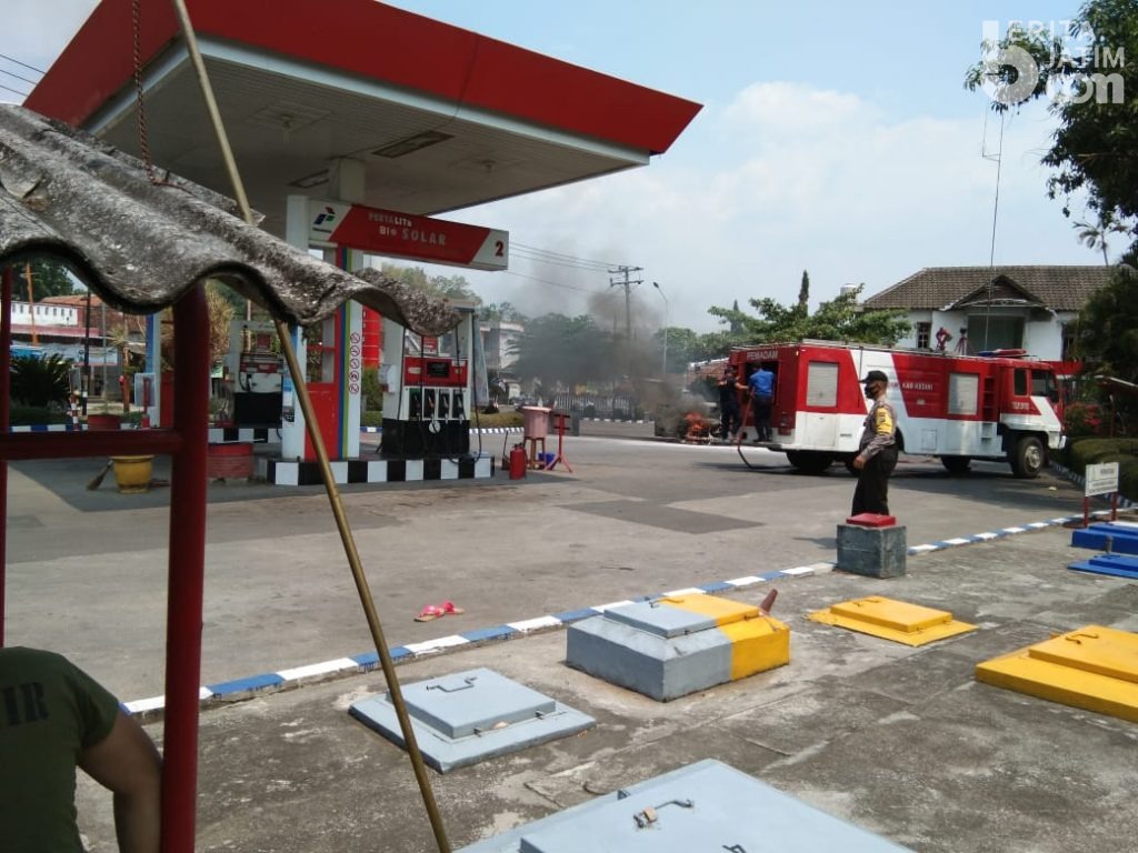Antre Isi BBM, Mobil Terbakar di SPBU Kacangan Kediri