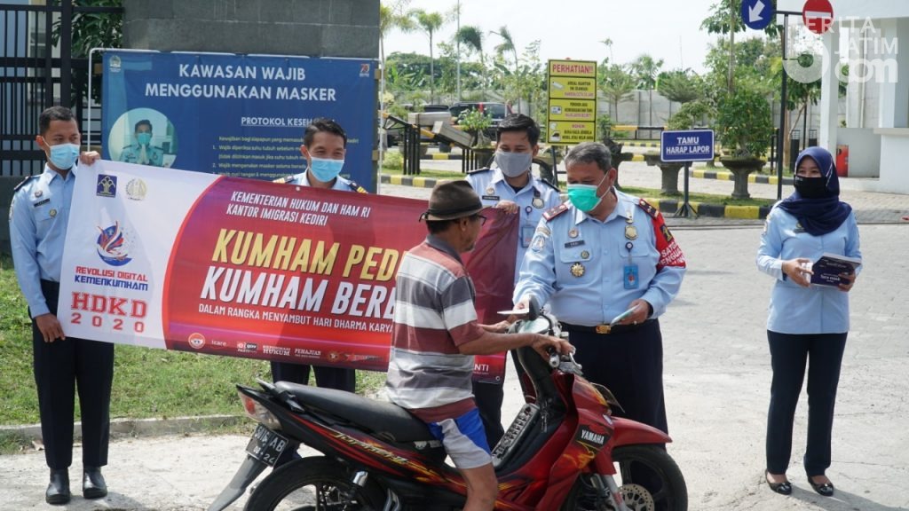 Cegah Covid-19, Imigrasi Kediri Bagi Ratusan Paket Masker, Vitamin dan Handsanitizer
