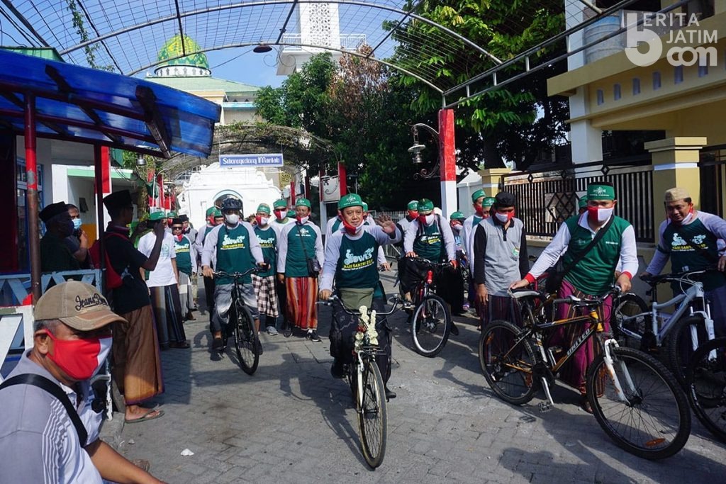 Peringati Hari Santri, PCNU Kota Kediri Gowes Pakai Sarung