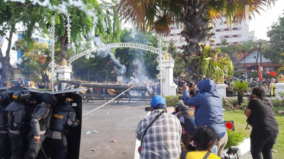 Meliput di Tengah Demo Aliansi Mahasiswa, Pelajar dan Buruh Tolak Omnibus Law