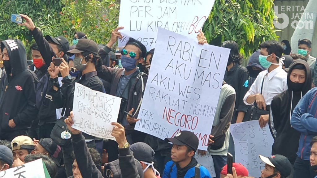 Canda di Tengah Unjuk Rasa; Dari Poster Menggelitik hingga Teriakan ‘Tarik Sis Semongko’