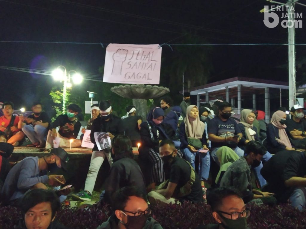 Mahasiswa Tetap Bergerak, Kali Ini Bakar Lilin