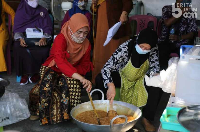 Ubaya Beri Pelatian Bikin Minuman Herbal ke Warga Rungkut