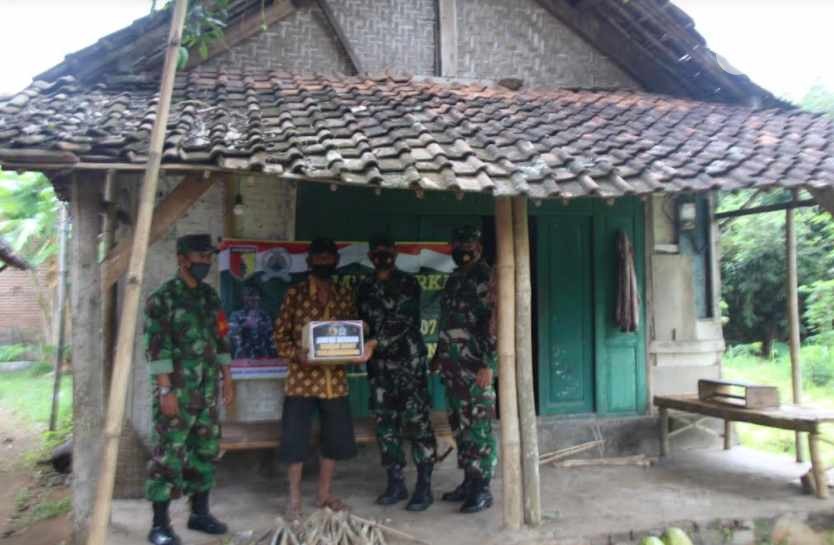Pandemi Belum Reda, Kodim Tulungagung Berbagi ke Warga Kurang Mampu