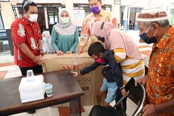 Terima Kursi Roda, Bocah Disabilitas Ini Ucapkan Terima Kasih kepada Pemkab Kediri