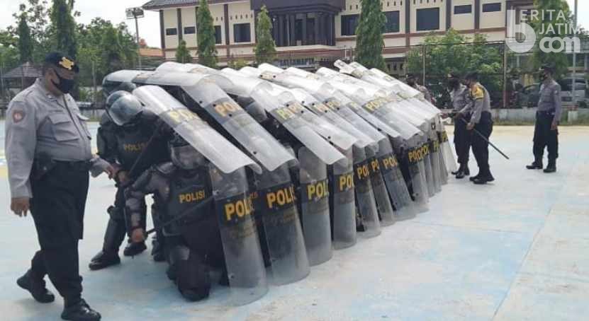 Polres Bojonegoro Gelar Latihan Hadapi Demo UU Cipta Kerja