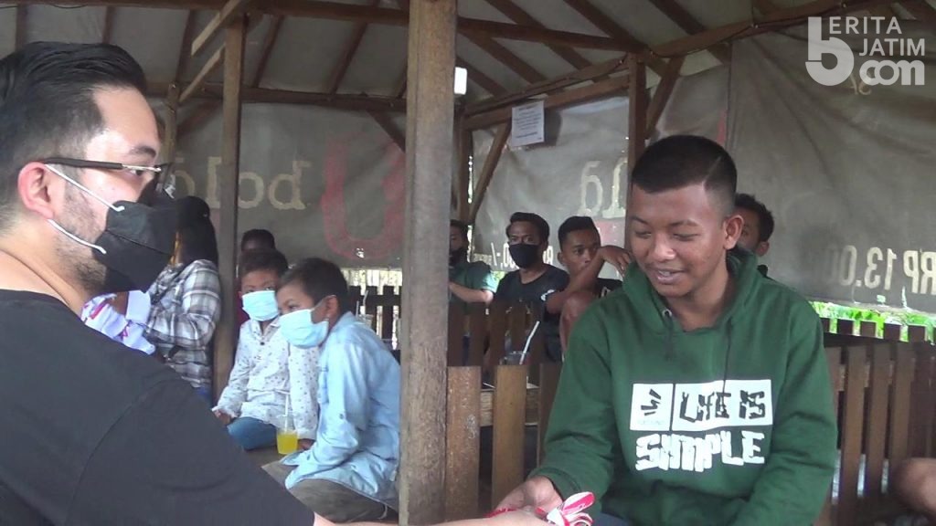 Blusukan ke Warung Sengon, Hanindhito Pramono Sosialisasi 3M