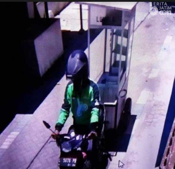 Rombong PKL Dicuri Orang Pakai Baju Ojek Online Terekam Kamera Pengawas
