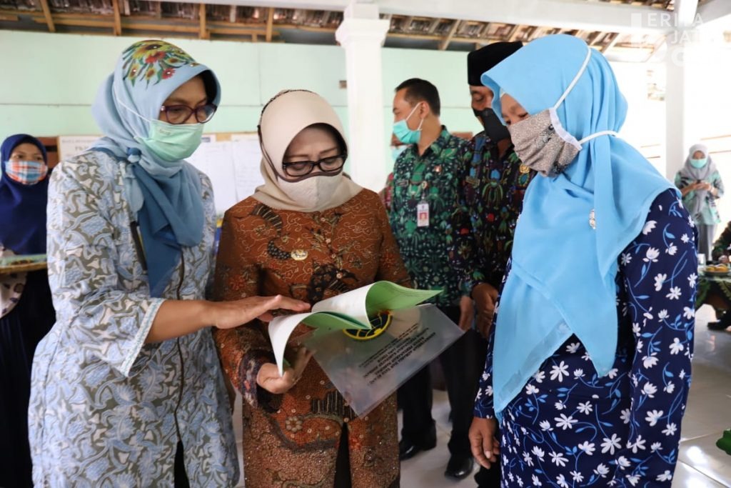 Bupati Jombang Serahkan Sertifikat Program PTSL di Desa Pengampon