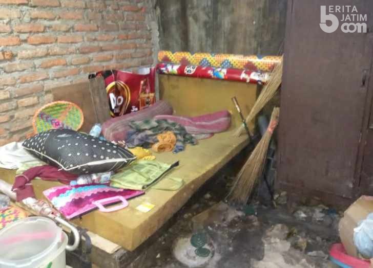 Nenek 82 Tahun Tinggali Rumah Tak Layak Huni di Surabaya
