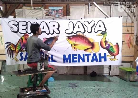 Spanduk Warung Pecel Lele Khas Lamongan, Ini Kata Pelukisnya