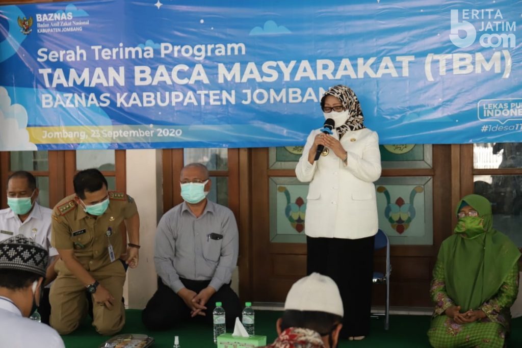 Bupati Mundjidah Serahkan TBM Bantuan Baznas di Masjid Al Mubarokah
