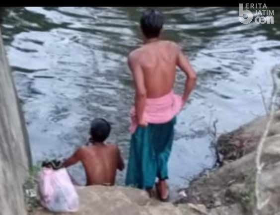 Warga Sampang Mandi di Kubangan Air Keruh