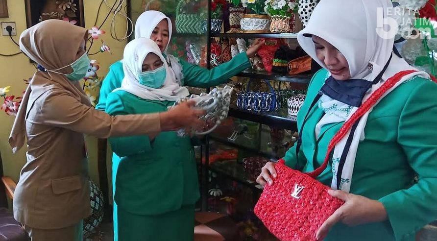 Fatayat Lumajang Sinau Pengolahan Sampah di DLH
