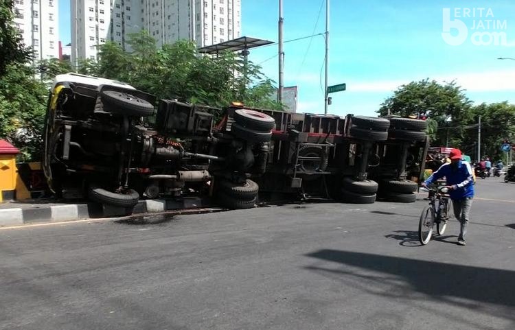 Truk Muat Minya Terguling di Tikungan Jembatan MERR Surabaya
