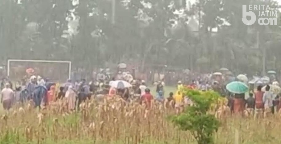 Pemain Arema Kena Pukul saat Pertandingan Eksibisi di Jember Rusuh