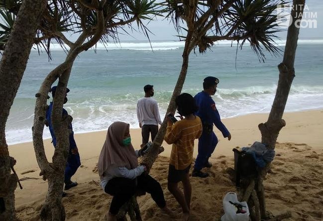 Abaikan Prokes, Puluhan Wisatawan Pantai Selatan Malang Kena Sanksi