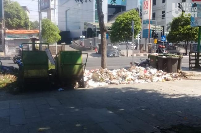 Dinas LH Jember Langsung Ambil Alih Pembersihan Sampah yang Mangkrak